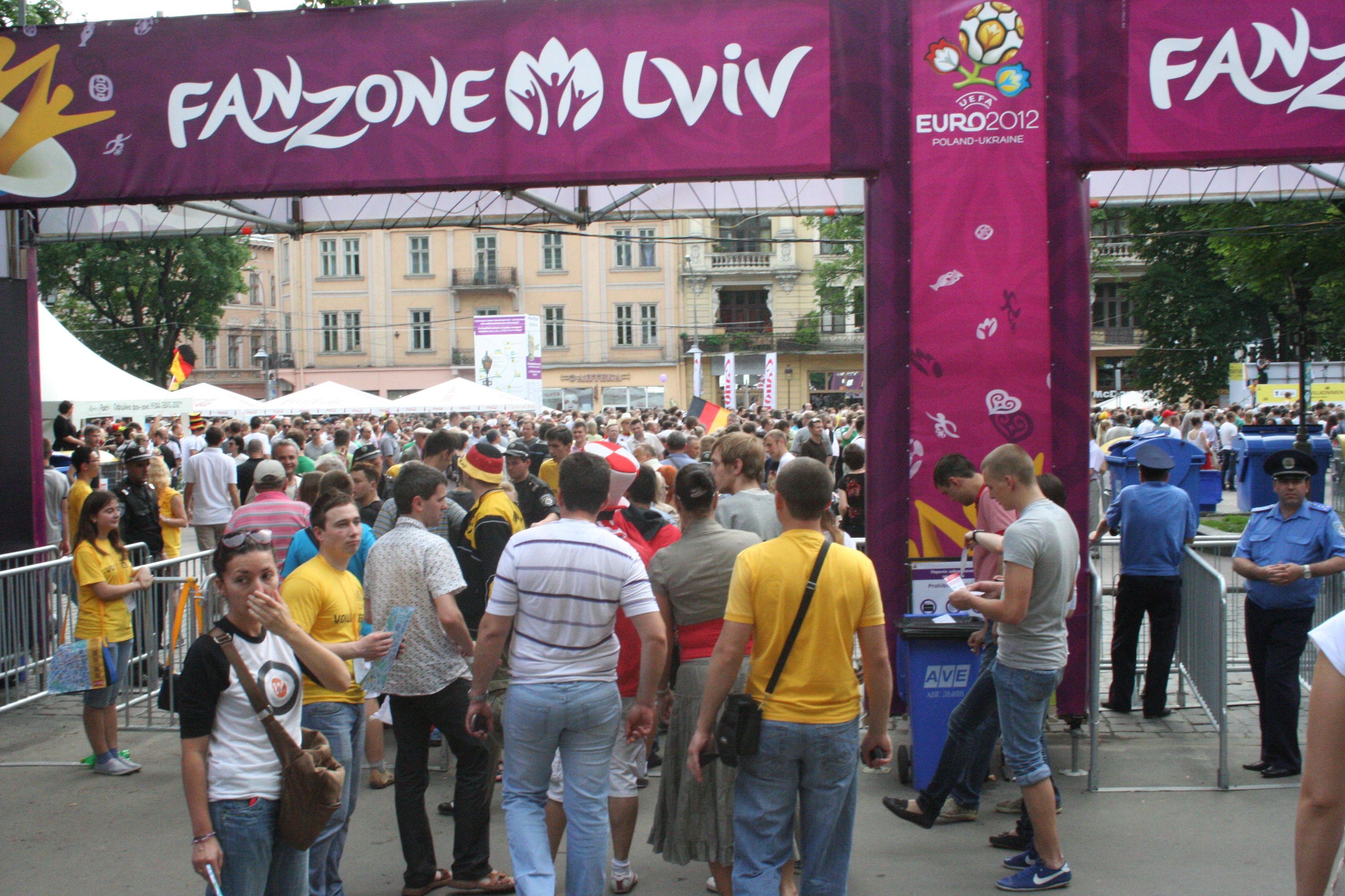 У Львові правоохоронці розшукали двох дітей та німецького вболівальника, які загубились у фан-зоні