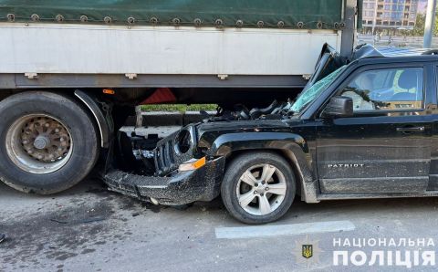 У Львові в ДТП з вантажівкою постраждав пасажир Jeep Patriot