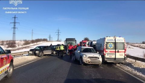 Біля Львова у масштабній аварії зіткнулися декілька авто та пасажирський автобус
