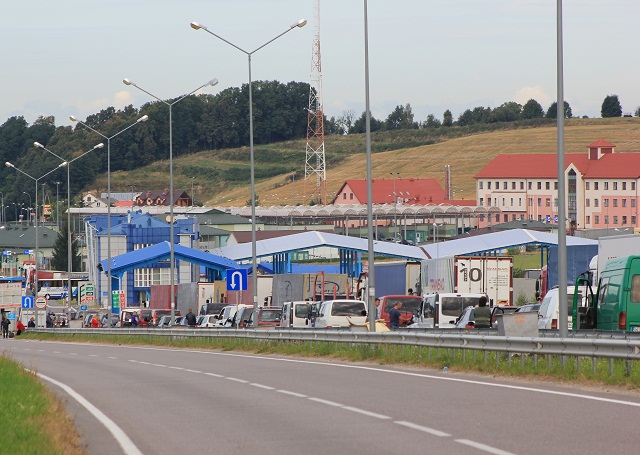 На кордоні з Польщею – черги на 145 авто