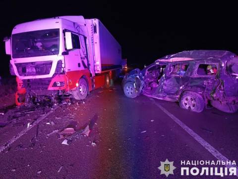 На трасі Київ – Чоп у ДТП з вантажівкою постраждали водій та пасажир Nissan