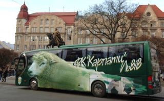 Фанати «Карпат» пропонують на клубному автобусі змінити лева на вівцю