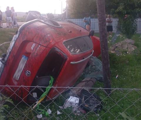 На Самбірщині Volkswagen Passat врізався у паркан: одна людина загинула