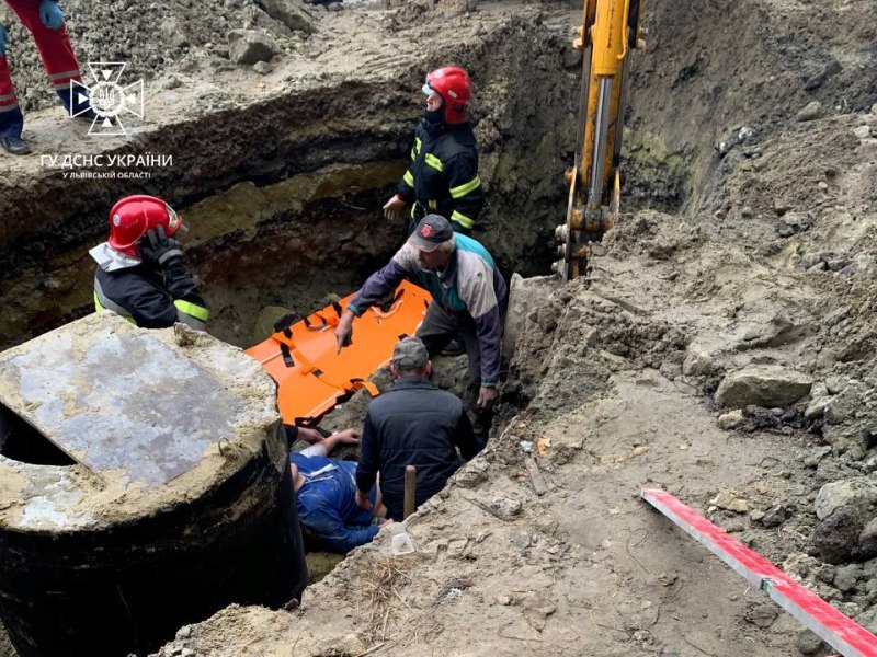 На Яворівщині на чоловіка впала бетонна плита