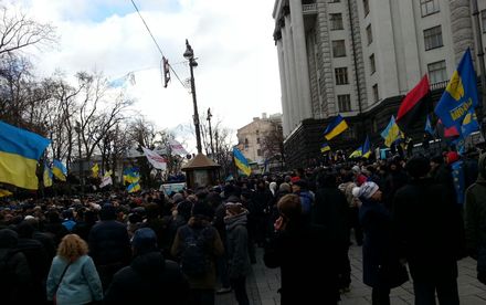 Кабмін заблоковано, колони протестувальників підходять до  Нацбанку (ФОТО)