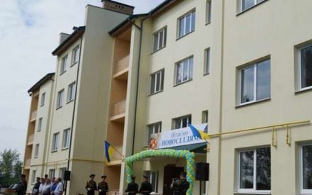 На Яворівщині 35 сімей військових отримали квартири в новому будинку