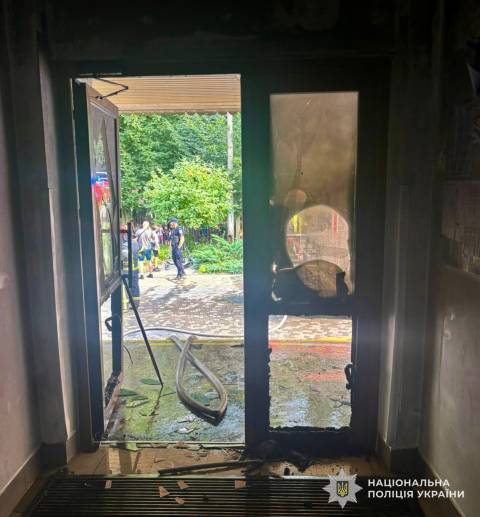 У Львові двоє дітей підпалили двері гімназії