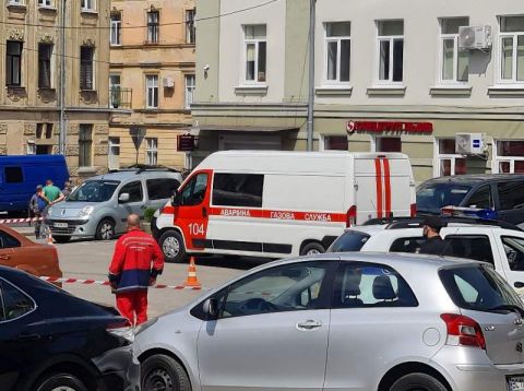 Поліція перекрила рух транспорту біля Forum Lviv через повідомлення про вибухівку в автомобілі