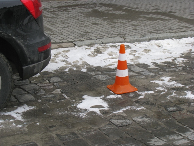 У Львові автівка в'їхала у дерево