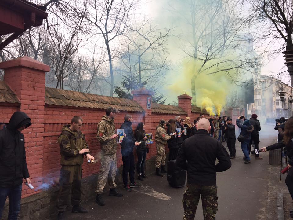 Під Російським консульством у Львові запалили димові шашки