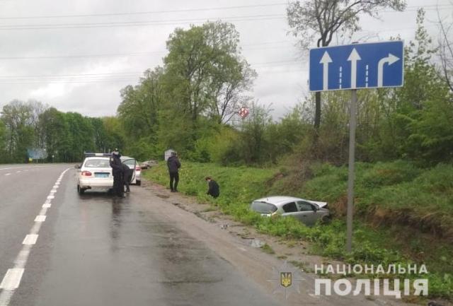 Поблизу Львова автівка з'їхала у кювет: є травмована