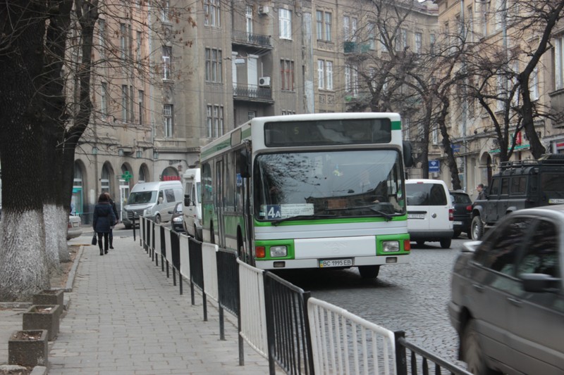 Маршрутки Львівщини перевозитимуть лише чотири категорії пільговиків