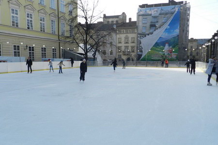 Львівська міськрада дозволила влаштувати сезонну ковзанку на площі Ринок з 1 листопада по 15 березня 2014 року