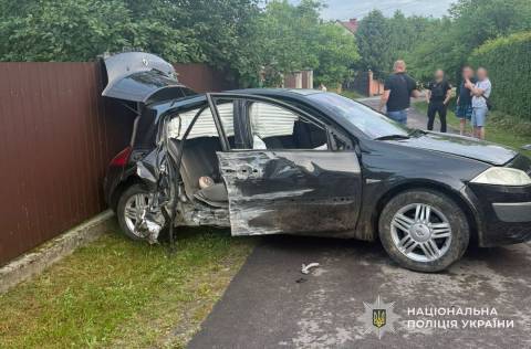 На Дрогобиччині п'яний водій Renault Megane в’їхав у огорожу