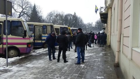 Львівські перевізники пікетують перед Львівською облрадою