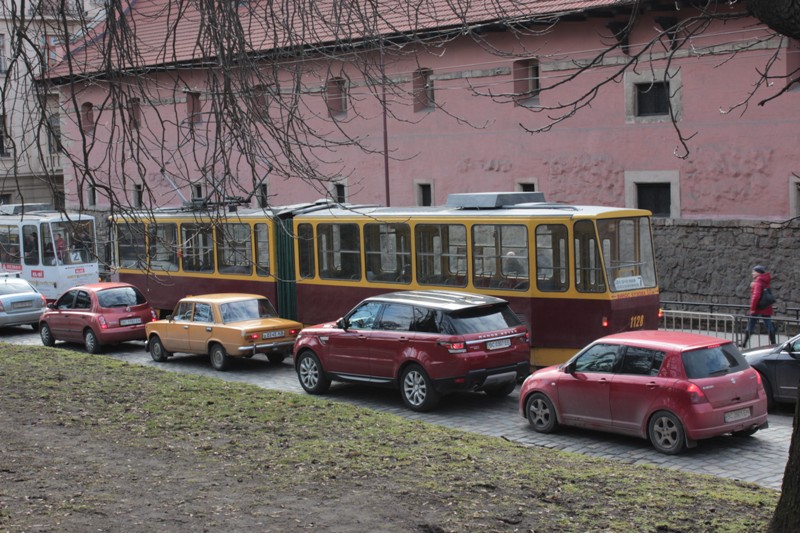 Львів'яни не задоволені якістю доріг, громадським транспортом та лікарнями