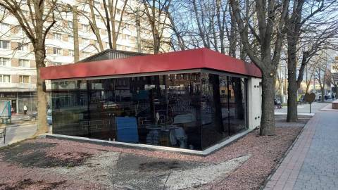 Суд зобов'язав власника знести МАФ навпроти готелю Львів