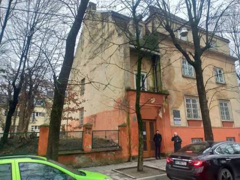 Суд призначив будівельно-технічну експертизу у справі приватизації будівлі колишньої поліклініки на Єфремова