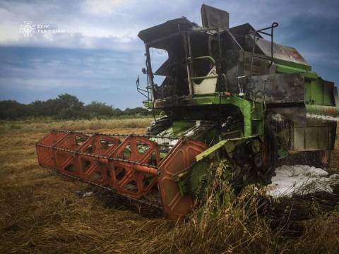 На Самбірщині під час збирання врожаю згорів комбайн