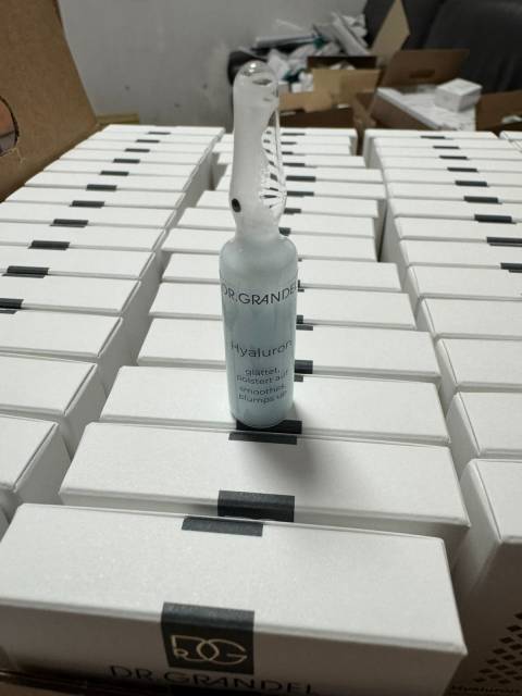 На кордоні з Польщею виявили контрабанду картриджів для бритви та німецької косметики на два мільйони гривень