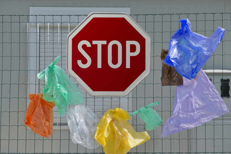 В Україні від сьогодні заборонено безкоштовно розповсюджувати пластикові пакети