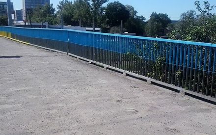 Патріотична халатність: міст у Львові недофарбували жовтими та синіми кольорами