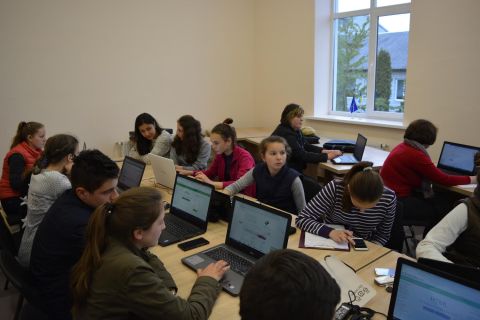 У Глинянах тривають комп'ютерні курси ІТ-академії