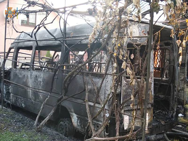 У Дрогобичі пожежа знищила автівку та пошкодила житловий будинок