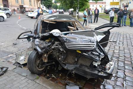 У Львові на вул. Гуцульській зіткнулися іномарка і вантажівка