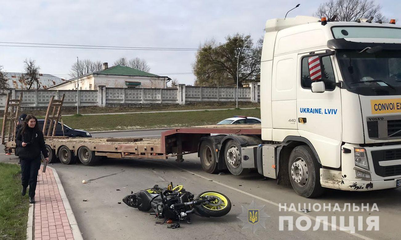 На Сихові у ДТП з вантажівою загинув мотоцикліст