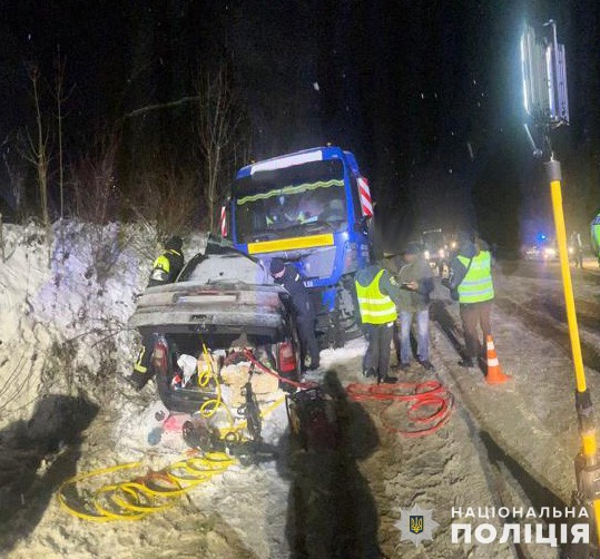 На Золочівщині у потрійній ДТП загинула водійка легковика та постраждала дитина