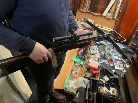 У львівському похоронному бюро виявили зброю та наркотики