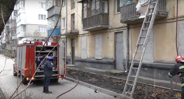 11 рятувальників гасили пожежу в квартирі у Львові