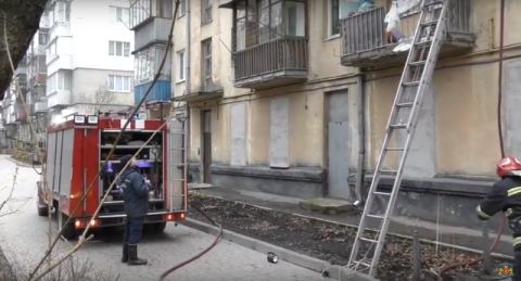 11 рятувальників гасили пожежу в квартирі у Львові