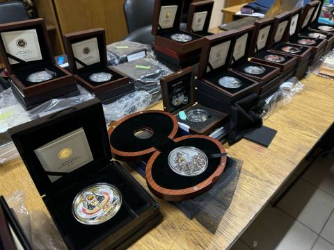 У Краківці виявили контрабанду брендового взуття та автентичних монет