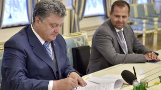 Підписання Указу (фото прес-служби Президента)