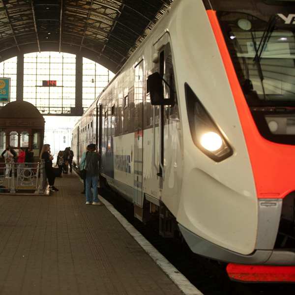 Залізничне сполучення Львів – Варшава через Рава-Руську продовжили до Чернівців