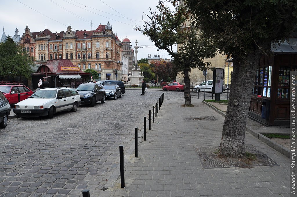 Стовпці для обмеження паркування транспорту у Львові матимуть однаковий вигляд