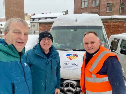 Норвезькі волонтери привезли в Україну автобус для ЗСУ та подарунки для дітей