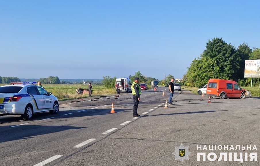 У Червоноградському районі в ДТП травмувались четверо пасажирів легковика