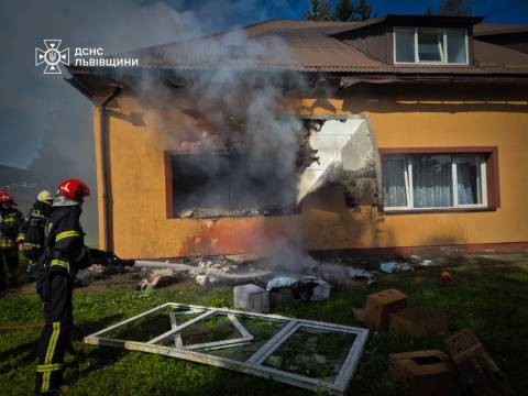 Біля Львова виникла пожежа у приміщенні геріатричного пансіонату