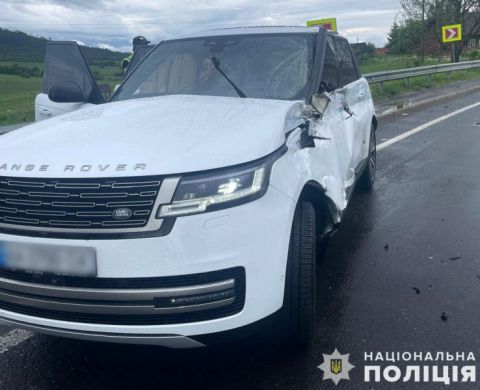 На трасі Київ – Чоп у ДТП з вантажівкою постраждала пасажирка Range Rover