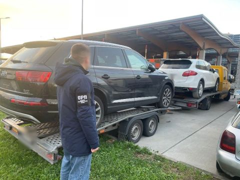 У Грушеві під виглядом гуманітарної допомоги перевозили BMW, Audi та Porsche