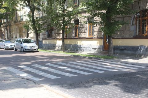 У Львові за два місяці оштрафували понад 1500 водіїв за паркування на пішохідних переходах
