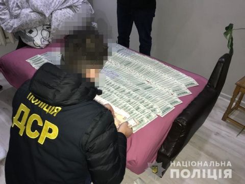 На Львівщині затримали банду чоловіків, які силою відбирали у заробітчан гроші