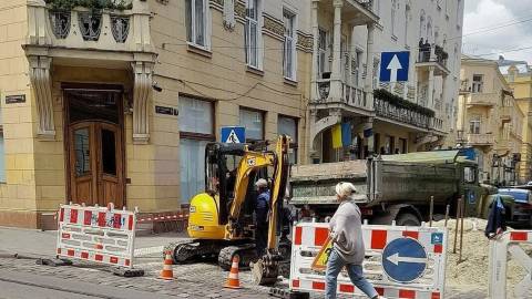 У Львові на вул. Дорошенка ліквідовують витік води: перекрито рух на Костюшка, частина будинків без води до 18:00