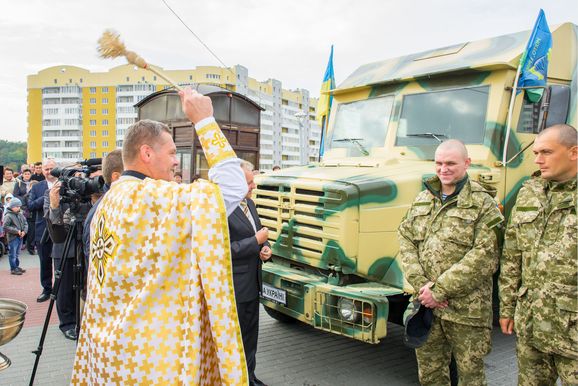 80-ій аеромобільній бригаді в зоні АТО передали позашляховик та броньовану вантажівку