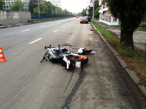У Львові жінка-мотоцикліст врізалась у джип