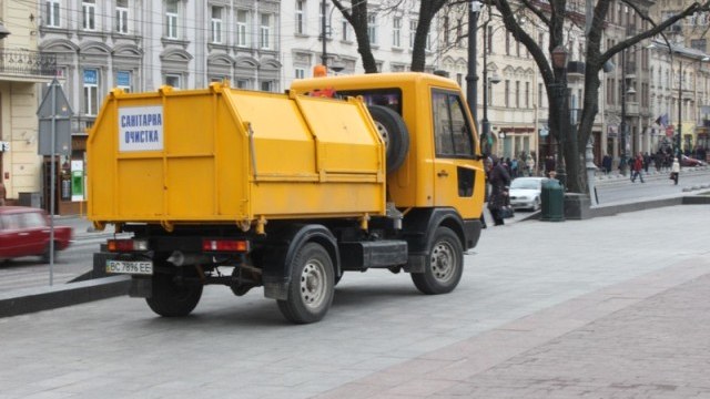 У зв'язку з похолоданнями комунальники Львівщини готують снігоприбиральну техніку