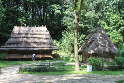 У Шевченківському гаю за мільйон гривень відреставрують старовинну хату з села Сілець